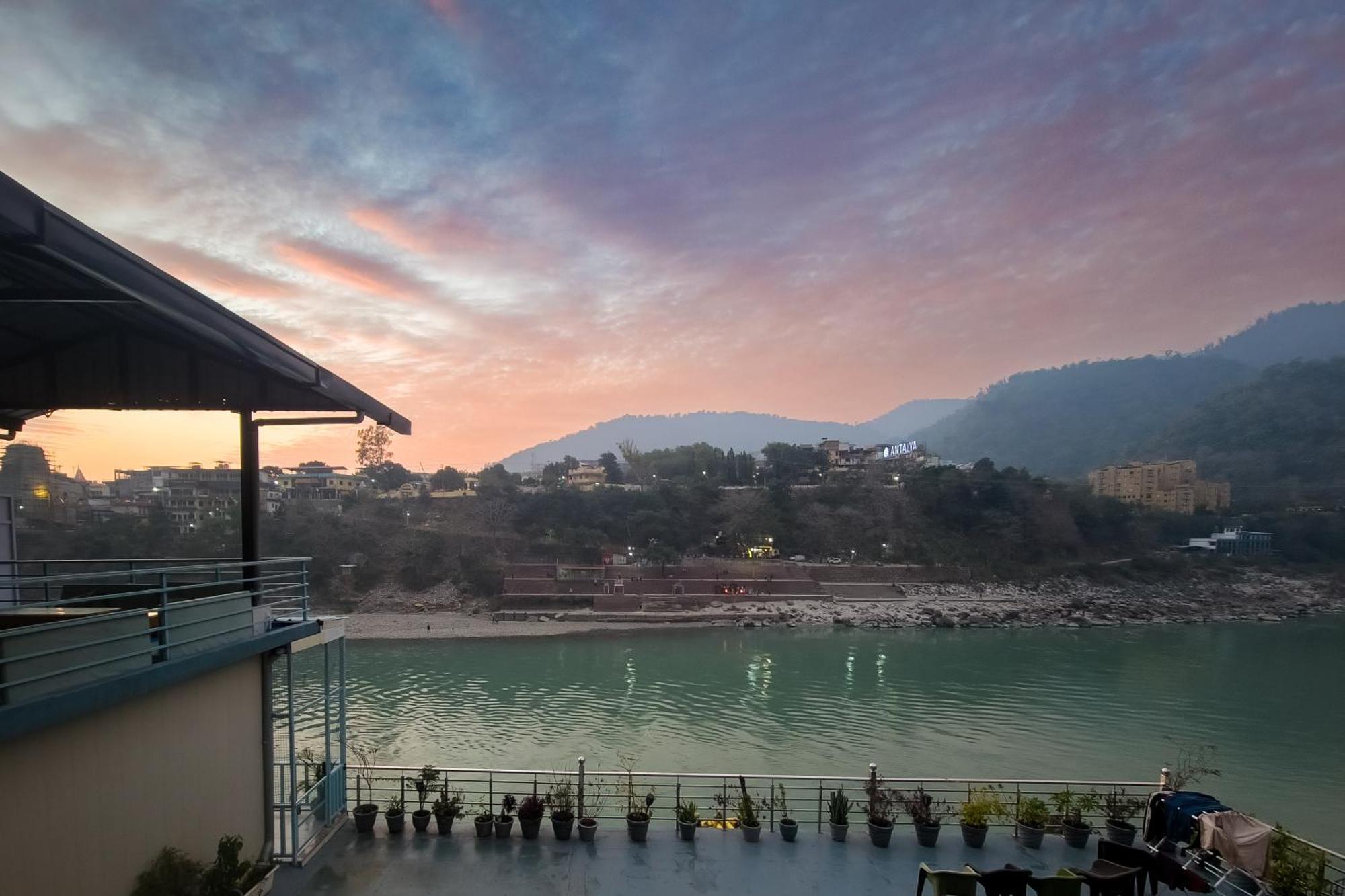 הוסטל רישיקש Karwaan By The Ganges מראה חיצוני תמונה